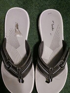 Clarks Size 9 Flip Flops